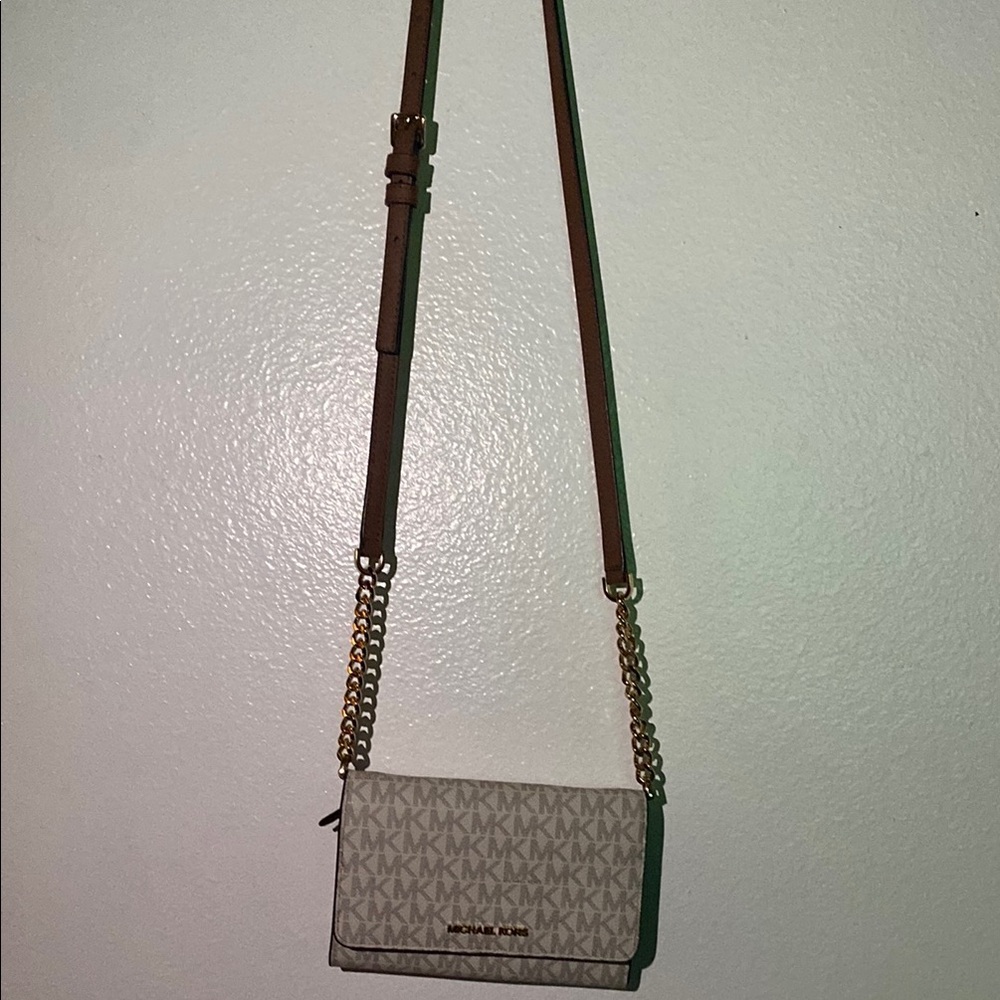 Michael Kors Cream Crossbody Bag with Gold Chain - Picture 3 of 6